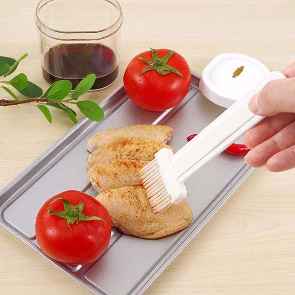 Plastic  Oil Brush Bottle Set Oil Storage Container for Kitchen (random color )